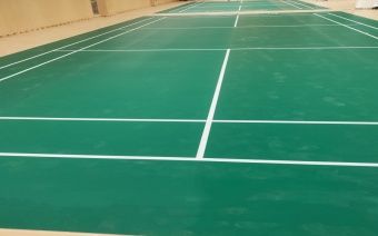 Novo piso esportivo de PVC aumenta a segurança e o conforto dos jogadores universitários de badminton